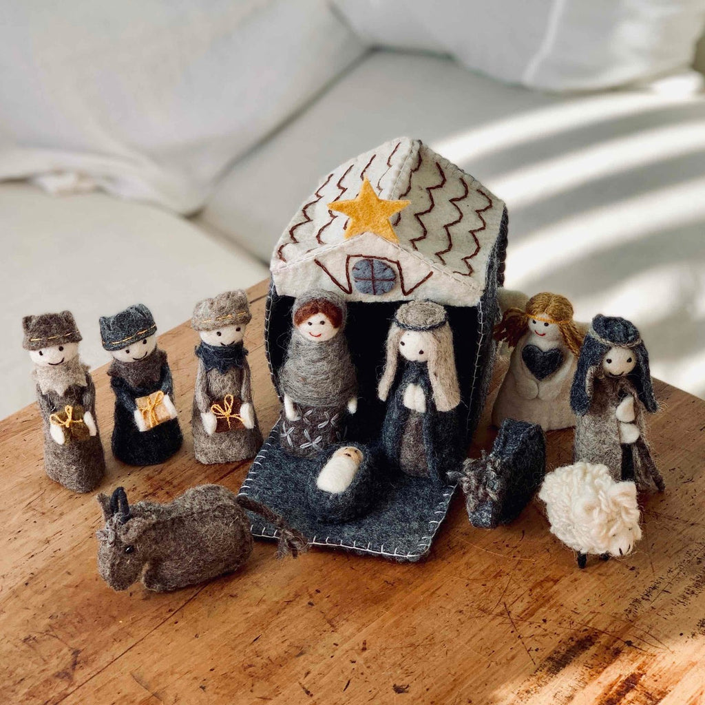 Due October Xmas26 Felt Decoration - Nativity Scene
