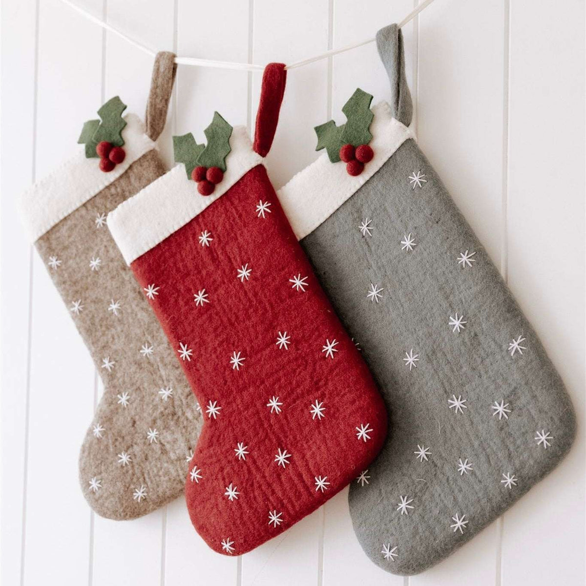 Christmas 25 Stocking - Stars w Holly Natural