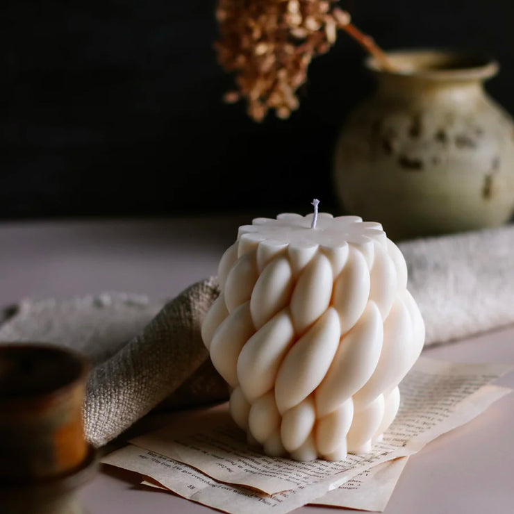 Medium White Entanglement Candle - Vanilla Caramel