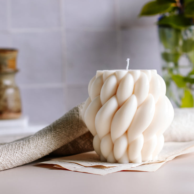 Medium White Entanglement Candle - Vanilla Caramel