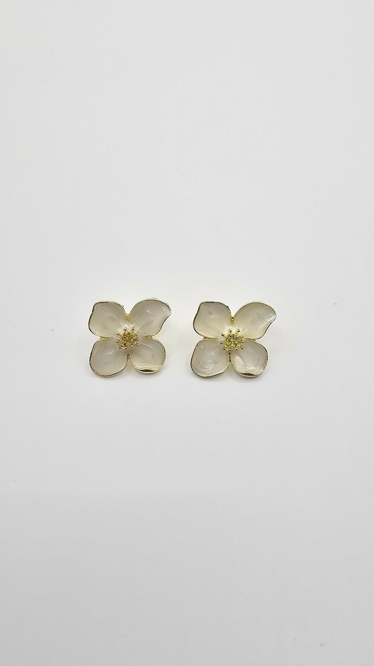 Cream Bunchberry Flower Stud