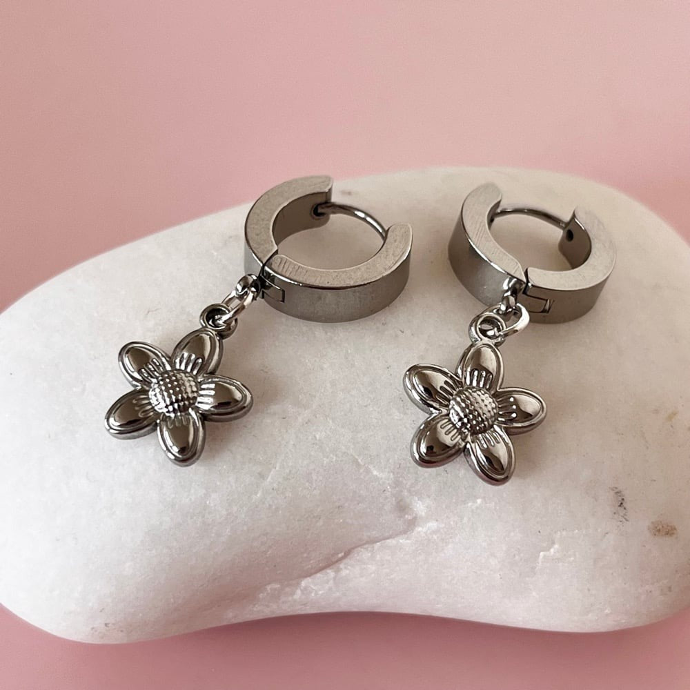 Textured Flower Huggies Silver