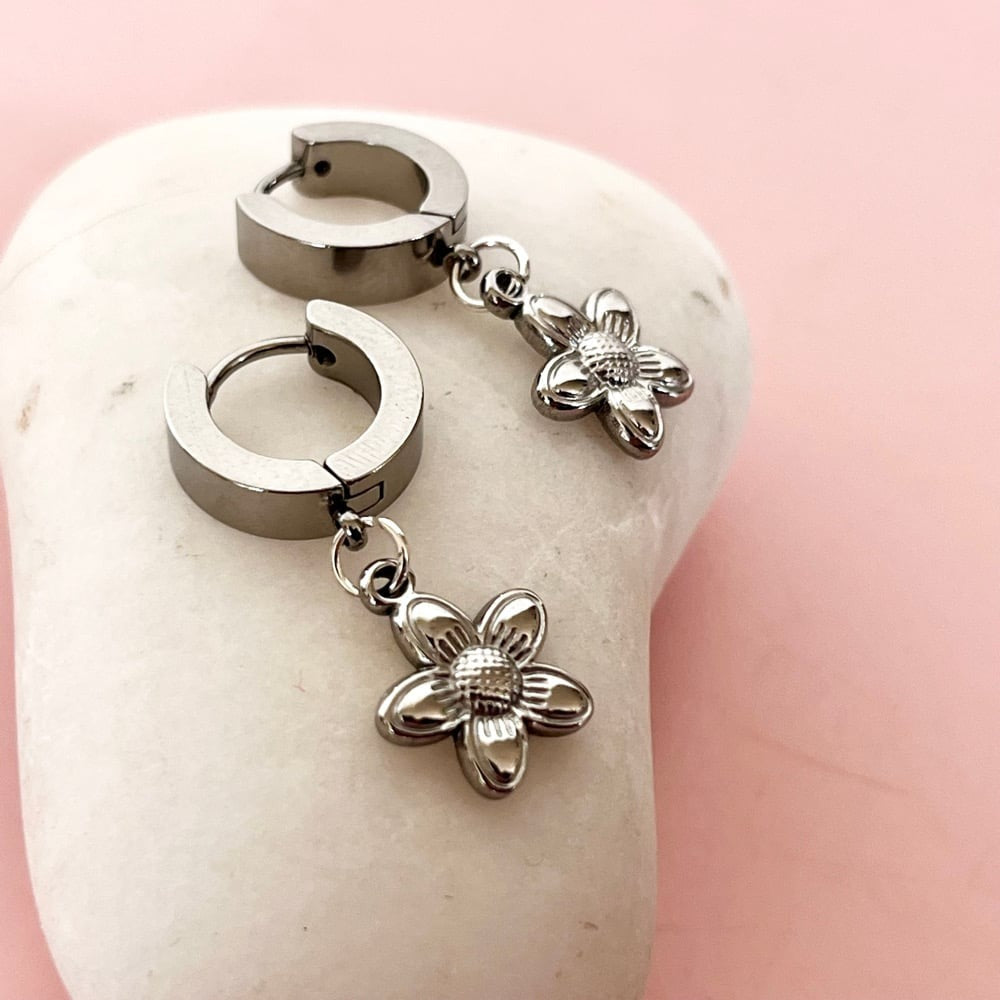 Textured Flower Huggies Silver