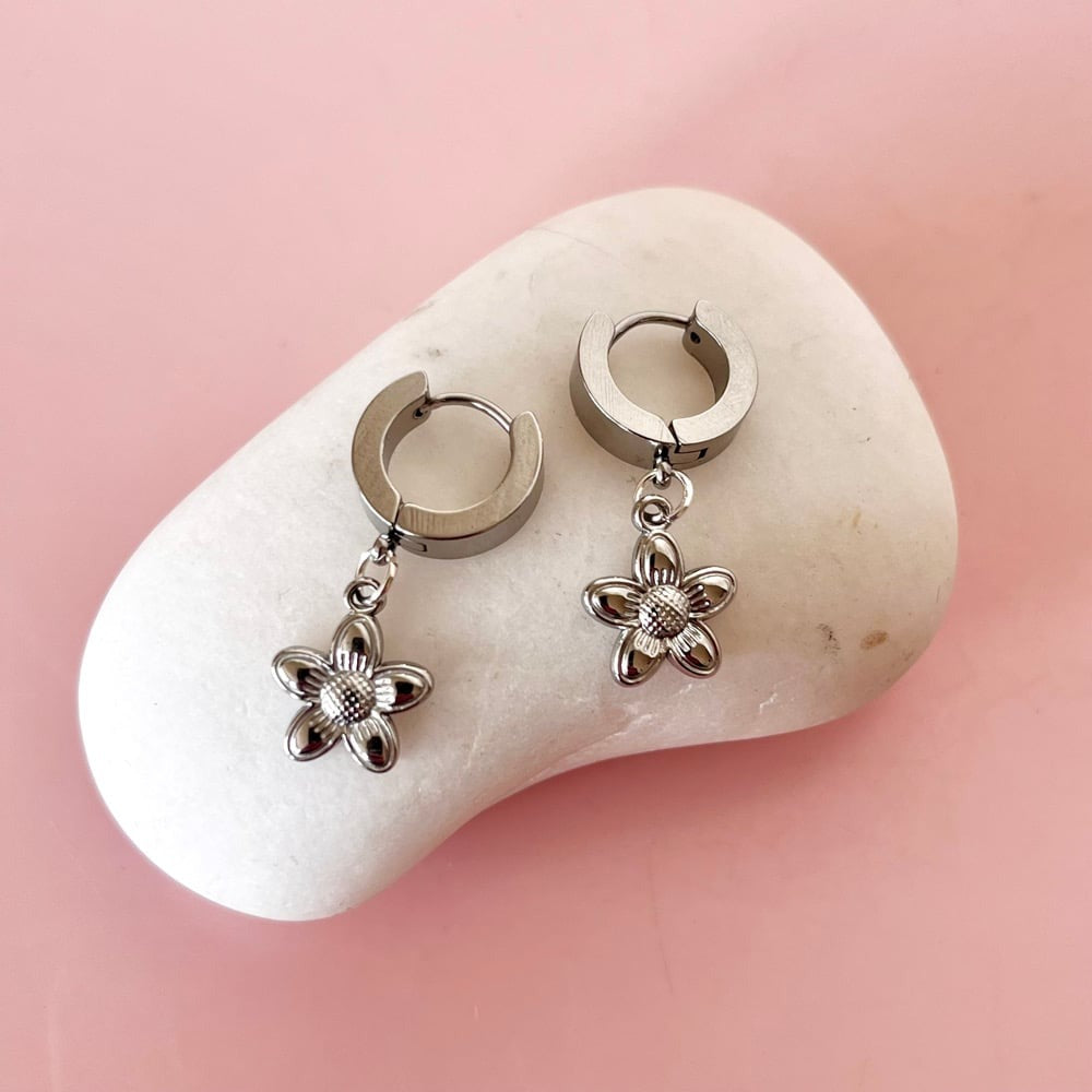 Textured Flower Huggies Silver